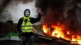 France -- Demonstrators clash with riot police at the Arc de Triomphe, 1Dec2018