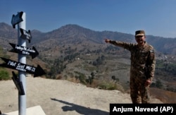Пакистандык аскер Кашмирдин өз өлкөсүнө караштуу делген аймагында турат. 28-апрель, 2025-жыл.