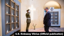 Заступник держсекретаря США Стівен Біган вшановує пам’ять повстанців Кастуся Калиновського у Вільнюсі