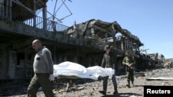 Пленные несут останки убитого в донецком аэропорту - 22 мая 2015