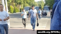 “Maxam – Chirchiq” корхонасида ишчиларни Оҳангаронга олиб кетишга шай бўлиб турган автобуслар