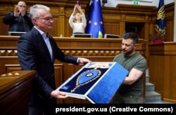 Президент Литви Гітанас Науседа вручає президенту України Володимиру Зеленському вищу нагороду Литви Орден Вітаутаса Великого під час засідання Верховної Ради України. Київ, 28 липня 2022 року