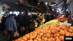 آرشیف- مردم برای تجلیل از شب یلدا از یک بازار کابل میوه می‌خرند