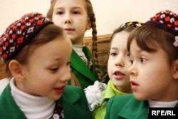 Türkmenistandaky rus dilli bir mekdepde çagalar sapak geçýär. Illýustrasiýa. Arhiwden alyndy.