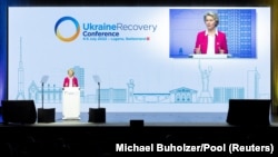 Европа Комиссиясынын башчысы Урсула фон дер Лейен Швейцариянын Лугано шаарында Украинаны калыбына келтирүү боюнча конференцияда сүйлөп жатат. июль, 2022-жыл.