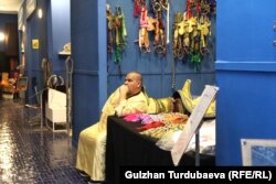 Кардар күткөн соодагер.