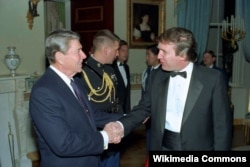 Дональд Трамп (справа) и президент Рональд Рейган. Белый дом, 1987 год.