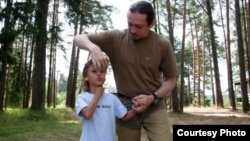 Специалист занимается с ребенком, больным аутизмом.