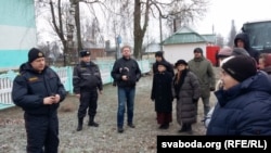 На акцыі ў Грозаве: міліцыянты забаранілі сьцягі. Згарнулі. Людзі сьпяваюць "Магутны Божа" і "Жыве Беларусь!"