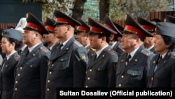 Сотрудники милиции.