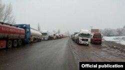 Бишкек-Ош жолундагы жүк ташуучу унаалар. Иллюстрациялык сүрөт.