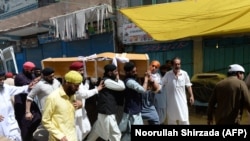 سیک های افغانستان در ننگرهار در حال حمل یک جسد سیک افغان که در یک حمله کشته شده است - عکس از آرشیف