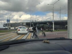 Сілавікі на праспэкце Дзяржынскага каля адміністрацыі Маскоўскага раёну