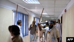 Демонстранттар өкмөттүк теленин имаратында. Исламабад, 1-сентябрь, 2014-жыл.