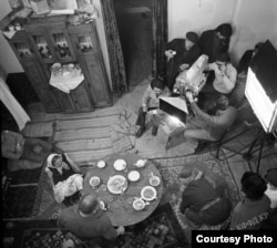 Болот Шамшиевдин "Ак кеме" фильмин тартуу учуру. 1975-жыл. Сүрөттүн автору - Александр Федоров.