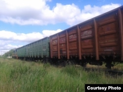Вагони з вугіллям, які ледве тягне давно не ремонтований тепловоз