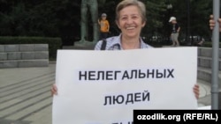 Елена Рябинина вышла на одиночный пикет с плакатом с надписью: "Нелегальных людей не бывает". Москва, август 2013 года.