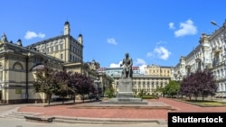 Пам’ятник Миколі Лисенку в Києві біля будівлі Національної опери України. В ній «Тараса Бульбу» ставлять, але нечасто. Сучасна світлина