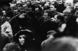 Під час молебню на Софійській площі в Києві з нагоди проголошення Акту Злуки УНР та ЗУНР. В центрі – головний отаман Армії УНР Симон Петлюра і голова Директорії УНР Володимир Винниченко, 22 січня 1919 року