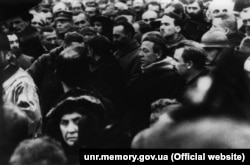 Голова Директорії УНР Володимир Винниченко та член Директорії Симон Петлюра під час молебню з нагоди проголошення Акта Злуки УНР і ЗУНР. Київ, 22 січня 1919 року