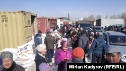 Ат-Башыдагы базарлардын биринде унга кезекке турган жарандар. 14-март, 2020-жыл. Марттын башында коронавирус коркунучуна байланыштуу коомчулукта чек аралар жабылып, азык-түлүк тартыштыгы болору жөнүндө маалыматтар тарап жатканына байланыштуу айрым адамдар азык-түлүктү адаттан көп сатып ала баштады. Социалдык тармактарда айтылгандай, бир кап ундун баасы 1450 сомдон 2000 сомго чейин көтөрүлгөн.