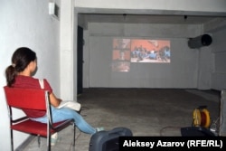 Фильм «Что делать» показывали в подвале одной из художественной галерей. Алматы, 31 августа 2016 года.