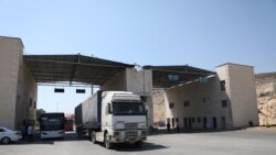 موتر حامل کمک‌های بشری جهانی در حال داخل شدن در گذرگاه مرزی باب‌الحوا