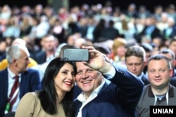 Олександр Шевченко з дружиною Тетяною роблять селфі під час XVI з’їзду партії Українське об’єднання патріотів – «УКРОП» у Києві, 2018 рік