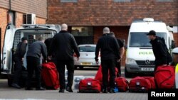 Химиялык куралга тыюу салуу уюмунун эксперттери Солсбери шаарына келген учур. 21-март, 2018-жыл.