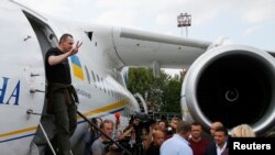 Орусиянын түрмөсүнөн бошотулгандарды украин президенти Владимир Зеленский өзү тосуп алды.