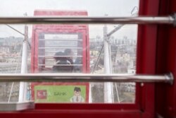 Справа відаць Сьвята-Пакроўскі сабор на вуліцы Элізы Ажэшкі, побач з чыгункай