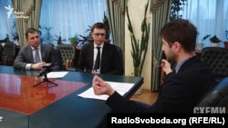 Директор департаменту управління об’єктами державної власності Юрій Гвоздєв (ліворуч) та заступник міністра інфраструктури Володимир Омелян