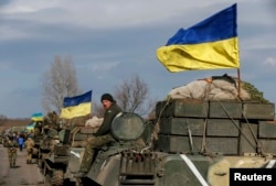 Українські військові відводять важке озброєння. Селище Благодатне, Донецька область, 27 лютого 2015 року