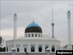 Крупнейшая в Узбекистане мечеть «Минор» лишилась половины своей голубой плитки – майолики в октябре 2015 года.