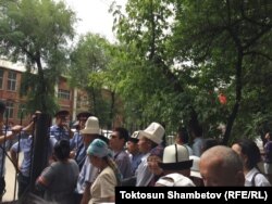 Садыр Жапаровдун жактоочулары сот имаратынын алдында.