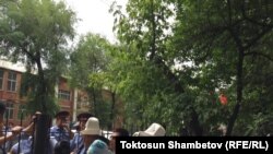 Сторонники Садыра Жапарова перед зданием Первомайского райсуда.
