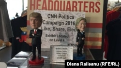 Изображающие Дональда Трампа и Хиллари Клинтон сувениры в Музее прессы в Вашингтоне.