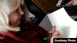 Мишель Картер подписывает свою книгу на презентации в Петербурге