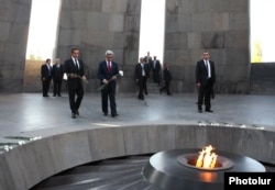 Президент Франции Николя Саркози и президент Армении Серж Саргсян возлагают цветы к мемориалу жертвам Геноцида армян, Ереван, 6 октября 2011 г.