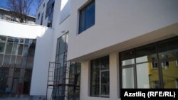 Яңа бина искесенә терәлеп тора