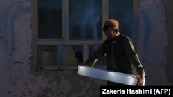 یک باشندۀ کابل در حال حمل تودۀ یخ - تصویر از آرشیف 