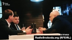 Голова Окружного адмінсуду Києва Павло Вовк, народний депутат Олександр Грановський, директор Київського науково-дослідного інституту судових експертиз Олександр Рувін у ресторані «Інк» в центрі Києва 16 травня 2016 року