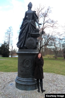 Тамара Рейсиг у памятника императрице Екатерине в городе Цербст в Германии, в годы правления которой в России возникли немецкие поселения в Поволжье. Поволжские немцы были депортированы в Сибирь и в Казахстан во время сталинских репрессий.