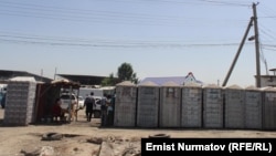 Базарада жаңы орнотулган биотуалеттерге элдин ичи чыкпай жатат.