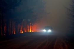 Учителька Оксана Невмержицька їде у село Острови рятувати своїх учнів. Фото Віталія Юшкевича. 16 квітня 2020 року