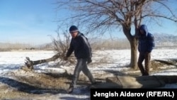 Чарбак айылын Сох анклавынан бөлүп турган чек ара тилкеси. 7-январь, 2013