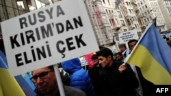 Путиндин Түркияга сапары учурунда активисттер каршылык акциясын өткөрүп, "Путин, Крымдан колуңду тарт" деген плакаттарды кармап турду. 1-декабрь, 2014-жыл