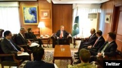 آرشیف، خلیل‌زاد با شاه محمود قریشی