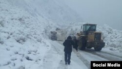 Ош–Бишкек жолундагы кар көчкүнү тазалоо. ӨКМдин сүрөтү. 