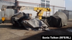 У гаража КАСКо в селе Боранкул.